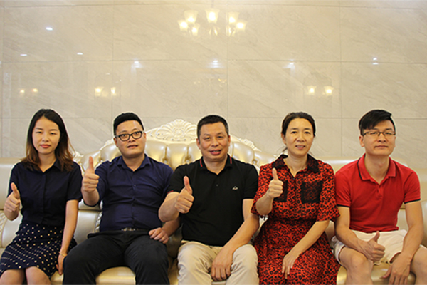 東莞鼎峰尚境裝修業(yè)主劉總劉太與魯班裝飾設(shè)計(jì)師王華交、王曉燕合照 東莞鼎峰尚境裝修業(yè)主劉總劉太與魯班裝飾設(shè)計(jì)師王華交、王曉燕合照