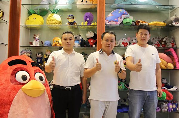東莞匯龍灣裝修業(yè)主李總與東莞魯班裝修設計師合影